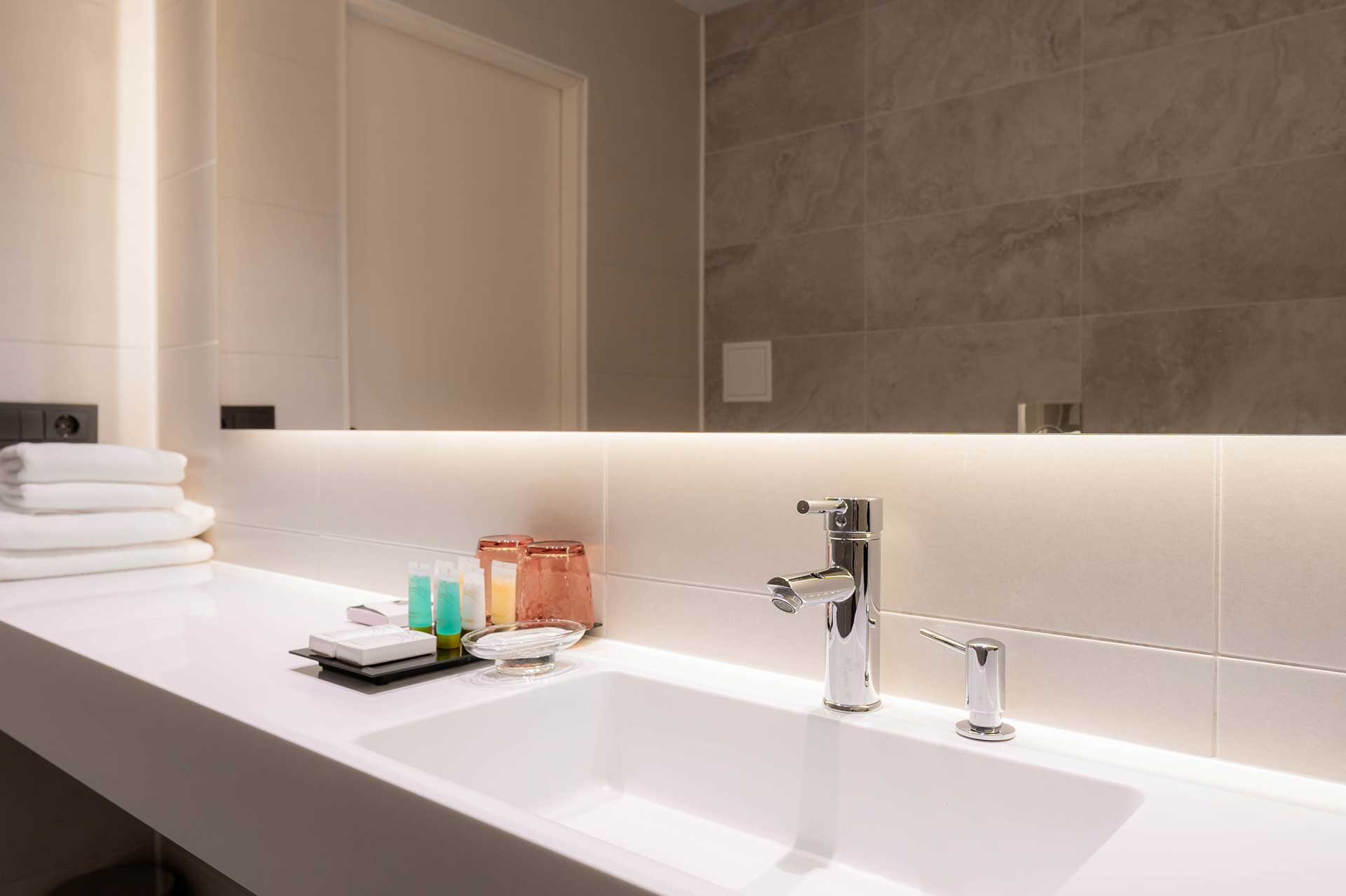 Deluxe-Junior-Suite-11